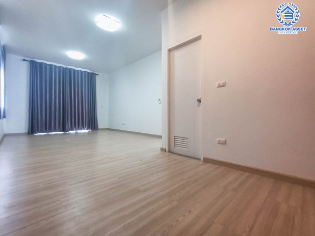 *****บ้านเดี่ยวมือสองย่านนนทบุรี ม.บ้านชิดลม บางกรวย-ไทรน้อย เนื้อที่กว้างขวางมากถึง 53.40 ตร.ว.  ฟังก์ชัน 3 ห้องนอน 3 ห้องน้ำ ที่จอดรถ 2 คัน แถมฟรี! เครื่องปรับอากาศ 4 เครื่อง โครงการตั้งบนทำเลเดินทางสะดวก ใกล้รถไฟฟ้าสายสีม่วง "สถานีคลองบางไผ่"